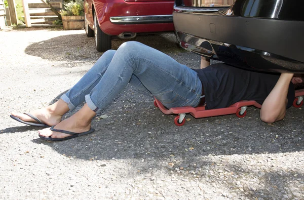 Man leggen onder een auto — Stockfoto