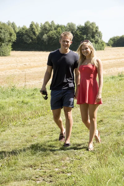 A Young couple in the English countryside — Stock Photo, Image