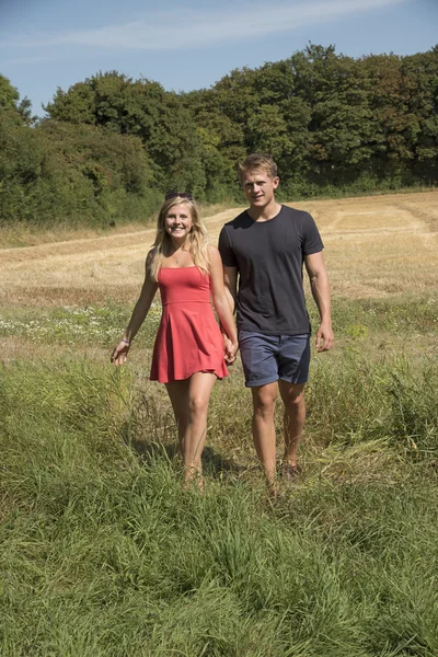 A Young couple in the English countryside — Stock Photo, Image