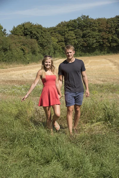 A Young couple in the English countryside — Stock Photo, Image