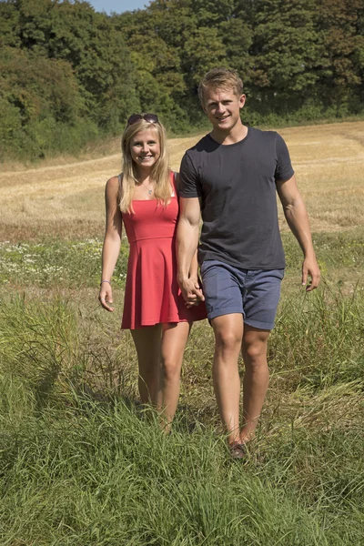 A Young couple in the English countryside — Stock Photo, Image