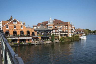 Eton, Buckinghamshire, İngiltere, İngiltere. 2020 yılı. Eton 'daki Thames Nehri' nin Windsor 'dan Eton Köprüsü' ne, Berkshire tarafından bu ünlü nehrin manzarası. Müşteriler nehir kenarında yemek yiyor.. 