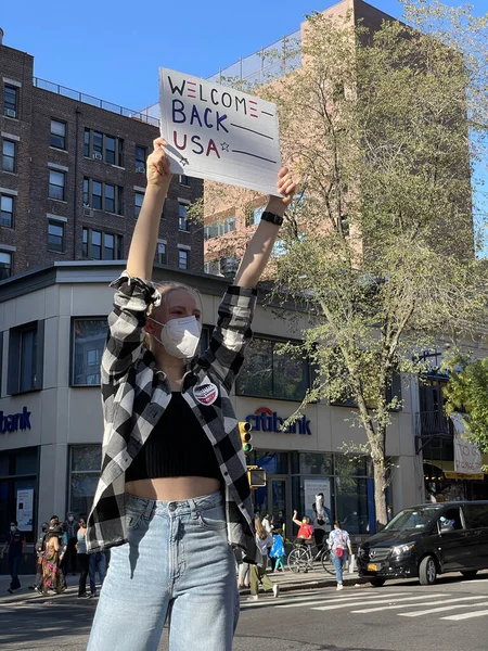 Нью Йорк Сша 2020 Жители Нью Йорка Бродвее Празднуют Победу Стоковая Картинка