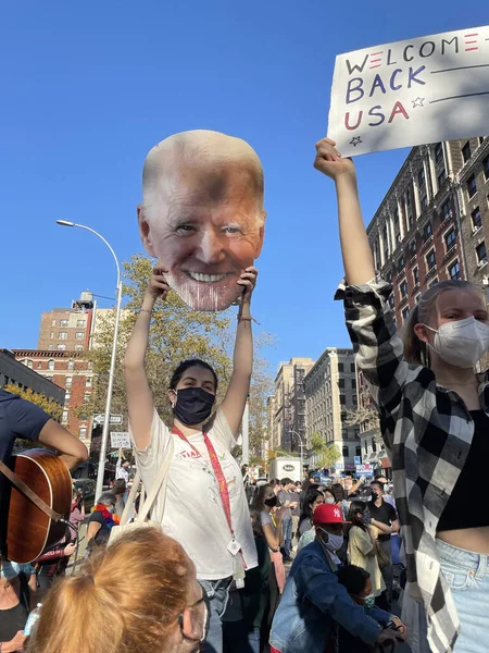 Nowy Jork Usa 2020 Mieszkańcy Nowego Jorku Broadwayu Świętują Zwycięstwo — Zdjęcie stockowe