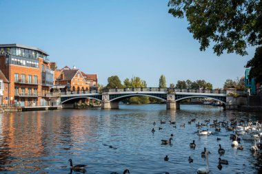 Windsor, Berkshire, İngiltere, İngiltere. 2020 yılı. Thames Nehri Windsor ve Eton Köprüsü 'nün altından geçiyor. Windsor, Berkshire, İngiltere..  