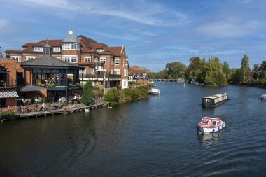 River Thames Windsor, Berkshire, İngiltere 'de. 2020 yılı. Windsor, Berkshire, İngiltere 'deki Thames Nehri' ndeki tatil teknelerinin genel görünümü.