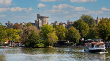 Windsor, Berkshire, İngiltere, İngiltere. 2020 yılı. Windsor, Berkshire, İngiltere 'deki Thames Nehri' nde bir turist yolcu gemisi.. 