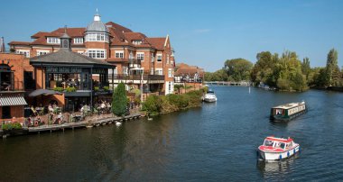 River Thames Windsor, Berkshire, İngiltere 'de. 2020 yılı. Windsor, Berkshire, İngiltere 'deki Thames Nehri' ndeki tatil teknelerinin genel görünümü.