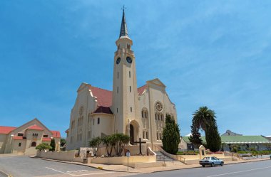 Napier, Overberg bölgesi, Güney Afrika. 2019. Napier kasaba merkezi ve Hollanda Reform Kilisesi Overberg bölgesindeki bu Afrika kasabasının ana caddesinde bir ziyaretçi merkezi..