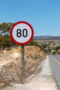 Napier, Overberg bölgesi, Güney Afrika. 2019. Napier 'e yaklaşan hız sınırı tabelası Güney Afrika' nın Overberg bölgesinde küçük bir kasaba..