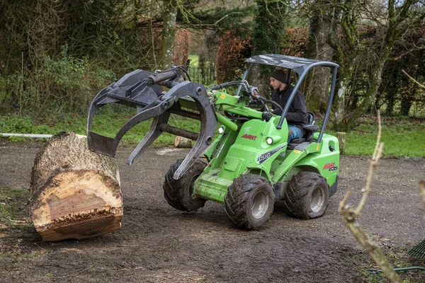 イギリスのハンプシャー州 2020年 小さなトラクターで灰の木のセクションを移動し つかむ — ストック写真