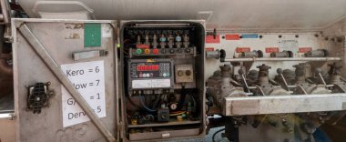 İngiltere, İngiltere. 2021 yılı. Teslimat kamyonunun dış tarafında elektromanyetik yakıt sayımı.. 