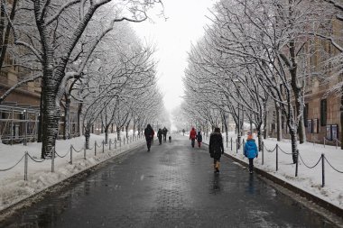 Manhattan, New York, ABD. Şubat 2021. İnsanlar Manhattan 'daki Columbia Üniversitesi arazisinde yürüyüş yapıyor..