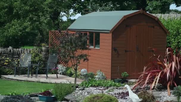 Dřevěná Zahradní Bouda Holandskou Střechou Terasou Židlemi Anglické Venkovské Zahradě — Stock video