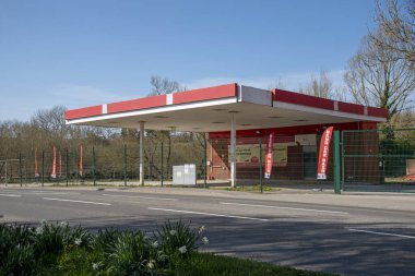 Bishop Waltham, Hampshire, İngiltere. 2021 yılı. Şehir merkezine yakın kullanılmayan eski bir benzin istasyonu ve araba yıkama tesisi..