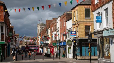 Salisbury, Wiltshire, İngiltere, İngiltere. 2021 yılı. Güneş ışığı altında karanlık bir fırtınayla Salisbury şehir merkezinin alışveriş alanı..