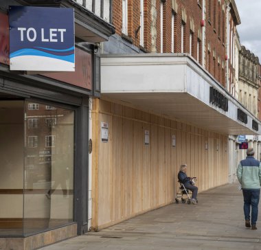 Salisbury, Wiltshire, İngiltere, İngiltere. 2021 yılı. Mağaza Coronavirus salgınının kurbanı daha büyük bir dükkanın kapatılmasına izin verdi..