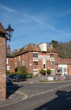 Wickham, Hampshire, İngiltere, İngiltere. 2021 yılı. Bridge Caddesi ve eski un değirmeni, tarihi Wickham, Hampshire, İngiltere 'deki Chesapeake Mill.