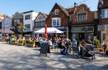 Salisbury, Wiltshire, İngiltere, İngiltere. 2021 yılı. Pazar Meydanı 'nda müşterileri olan barlar ve öğrenciler, Covid kısıtlamasının dışarıda yemek için hafifletilmesi nedeniyle.