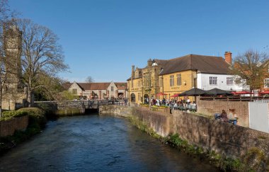 Salisbury, Wiltshire, İngiltere. 2021 yılı. Avon Nehri, Kings Head Inn 'in önünde kuyruğa girip yemek yiyen müşterilerin yanından akıyor..