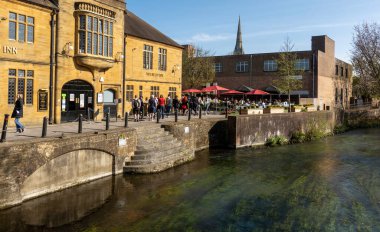 Salisbury, Wiltshire, İngiltere. 2021 yılı. Avon Nehri, Kings Head Inn 'in önünde kuyruğa girip yemek yiyen müşterilerin yanından akıyor..