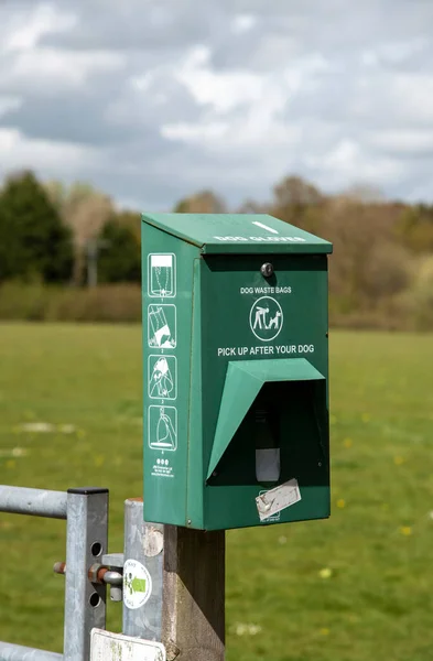Hampshire England Storbritannien 2021 Dog Avfallspåse Gratis Dispenser Monterad Gatepost — Stockfoto