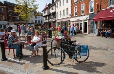 Romsey, Hampshire, İngiltere, İngiltere. 2021 yılı. İnsanlar küçük Hampshire kasabası Romsey 'deki Pazar Yeri' ni ziyaret ediyorlar.