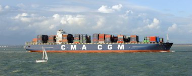 CMA CGM Hydra taşıyıcı gemisi Solent, Güney İngiltere, İngiltere 'de yola çıktı.