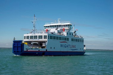 Yarmouth, Wight Adası, İngiltere, İngiltere. 2021 yılı. Ro Ro aracı ve yolcu feribotu Yarmouth 'a geliyor. Wight Adası' ndaki bir sahil kasabası..