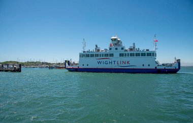 Yarmouth, Wight Adası, İngiltere, İngiltere. 2021 yılı. Ro Ro aracı ve yolcu feribotu Wight Adası 'ndaki bir sahil kasabası olan Yarmouth' a giriyor..