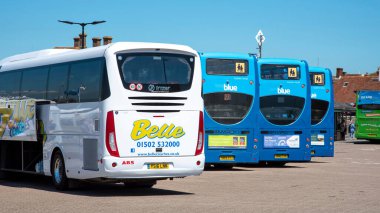 Yarmouth, Wight Adası, İngiltere, İngiltere. 2021 yılı. Yarmouth 'taki otobüs ve otobüs durağı Wight Adası' nda popüler bir sahil kasabasıdır. Turist ve halk otobüsleri.