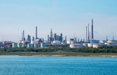 Fawley, Hampshire, İngiltere, İngiltere. 2021 yılı. Fawley rafinerisi Southampton Su İngiltere 'nin en büyük petrokimyasal işleme tesisinden görüldü.