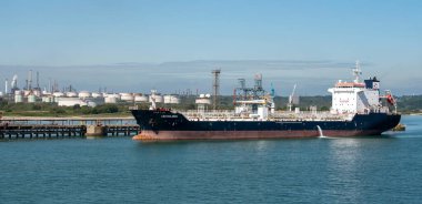 Fawley, Hampshire, İngiltere, İngiltere. 2021 yılı. Askholmen, Güney İngiltere 'de Fawley Rafinerisi ile birlikte bir kimyasal / / gaz tankeri.