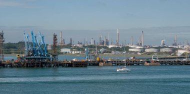 İngiltere, İngiltere. 2021 yılı. Yakıt yükleme rafinerisinde yakıt depolama tanklarının arka planına sahip..