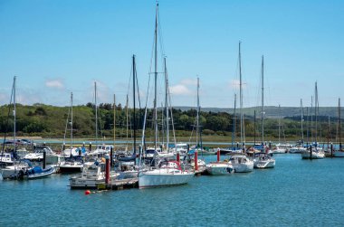 Yarmouth, Wight Adası, İngiltere, İngiltere. 2021 yılı. Wight Adası, İngiltere 'deki Yar Nehri' nin ortasındaki teknenin demirlediği yer.