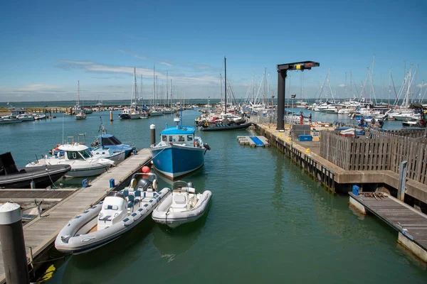 英国怀特岛雅茅斯岛 2021年 紧邻英国大陆的怀特岛亚茅斯港 深受游船业的欢迎 — 图库照片