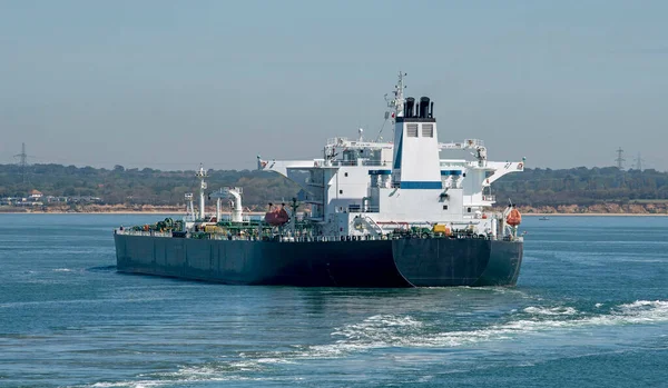 Solent England 2021 Heavy Crude Oil Tanker Making Turn Unassisted — Zdjęcie stockowe