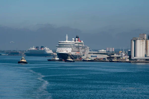 Southampton England 2021 Sea Fog Lifting Port Southampton Vessels Berthed — Stock Photo, Image