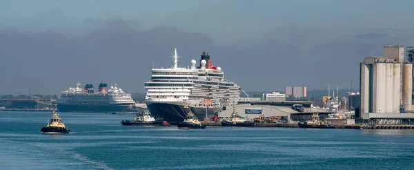 Southampton England Storbritannia 2021 Sjøtåke Southampton Havn Med Fartøyer Som – stockfoto