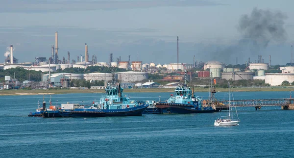 Southampton Water Inglaterra 2021 Vista Panorámica Refinería Fawley Remolcadores Atracados — Foto de Stock