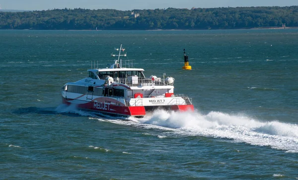 Southampton Water Inglaterra 2021 Ferry Pasajeros Fastjet Que Viaja Cowes — Foto de Stock