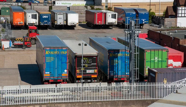 Southampton, İngiltere, İngiltere. 2021 yılı. Kargo, Wight Adası 'nın karavanında Southampton Limanı' nda yükleme için bekliyor..