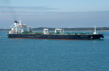 Solent, Southampton, İngiltere. 2021 yılı. Büyük bir ham petrol tankeri Southampton Water, İngiltere 'ye dönüyor.