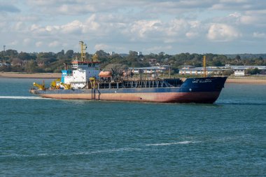 Güney, İngiltere, İngiltere. 2021, bir vakum tarayıcı UKD Bluefin, bakım tarama bir rıhtım yanında Hamble petrol terminali Southampton Water. 