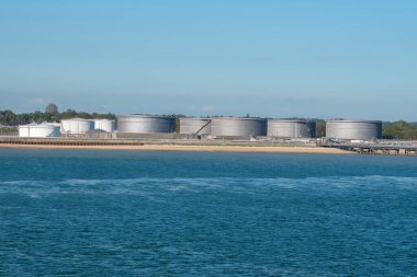  Hamble, Hampshire, İngiltere, İngiltere. 2021 yılı. Hamble le Rice, Southampton Water 'daki petrol terminali ve depolama tankları, Güney İngiltere, İngiltere