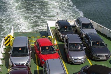 İngiltere, İngiltere. 2021 yılı. Bir feribotun güvertesine taşınan arabaların genel görünümü.