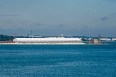 Calshot, Hampshire, İngiltere, İngiltere. 2021 yılı. Calshot spor salonu, Calshot Kalesi ve Southampton Water, Güney İngiltere, İngiltere 'ye bakan sahil güvenlik kulesi..