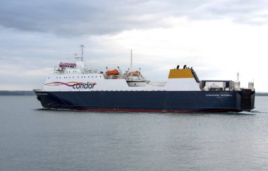 Portsmouth, İngiltere, İngiltere. 2021 yılı. Tuğamiral Goodwill kargo gemisi Portsmouth Limanı, İngiltere 'den ayrılıyor..