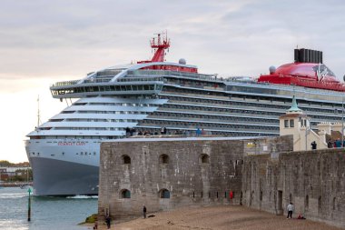 Portsmouth, İngiltere, İngiltere. 2021 yılı. Kızıl Leydi Portsmouth Limanı 'ndan ayrılan yolcu gemisi liman girişindeki Yuvarlak Kule' yi geçiyor..