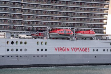 Portsmouth, İngiltere, İngiltere. 2021 yılı. Yolcu gemisi kızıl bayanın pruva, mürettebat ve yolcu kabinlerini görebileceği bir yere doğru gidiyor..